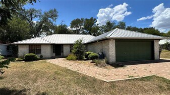126 Riverside Ln in Martindale, TX - Building Photo