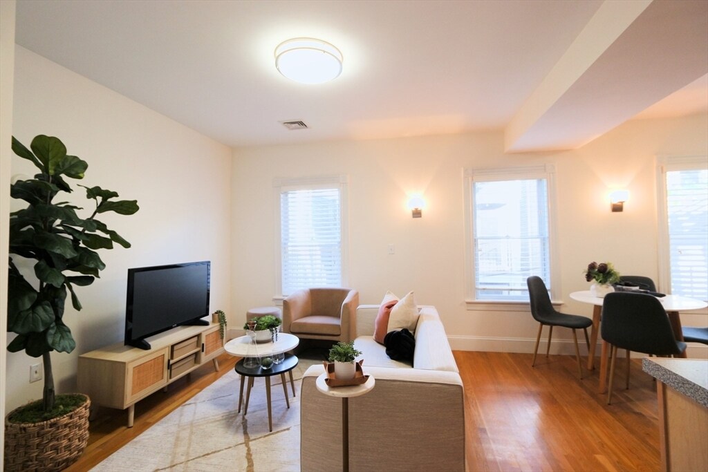 296 W 3rd St in Boston, MA - Building Photo