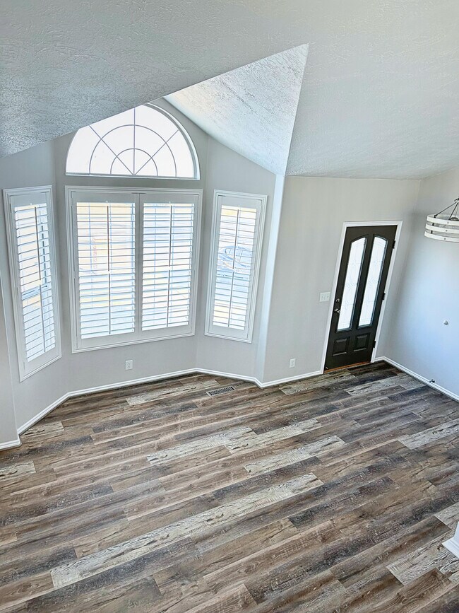 705 Kit Carson Cir in Centerville, UT - Foto de edificio - Building Photo