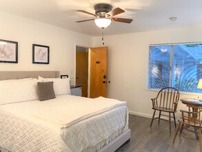 1042 Easum Dr in Napa, CA - Foto de edificio - Building Photo