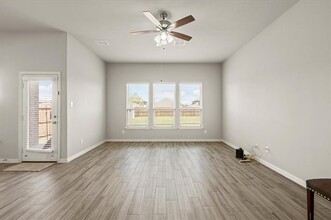 2505 Glasgow Wy in Denton, TX - Foto de edificio - Building Photo