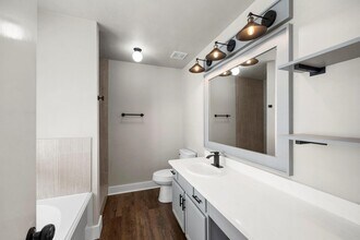 9758 Farrell Dr in Houston, TX - Foto de edificio - Building Photo
