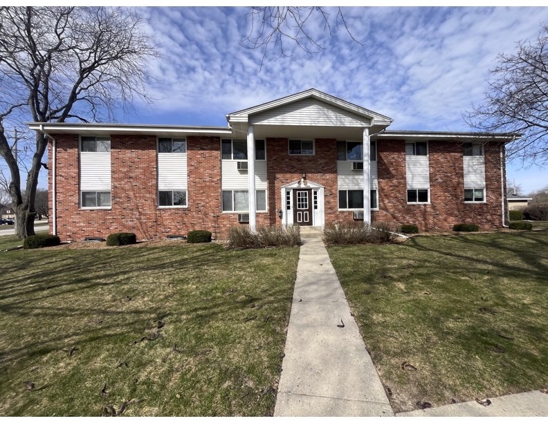 Cedar Plaza Apartments in Cedarburg, WI - Building Photo