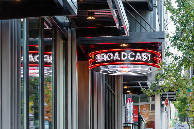 Broadcast Apartments in Seattle, WA - Foto de edificio - Building Photo