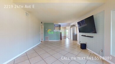 2219 24th Ave E in Palmetto, FL - Building Photo - Building Photo