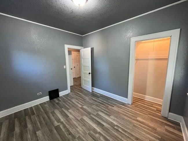 property at 933 S 5th Ave