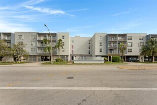 555 NE 123rd St in North Miami, FL - Building Photo