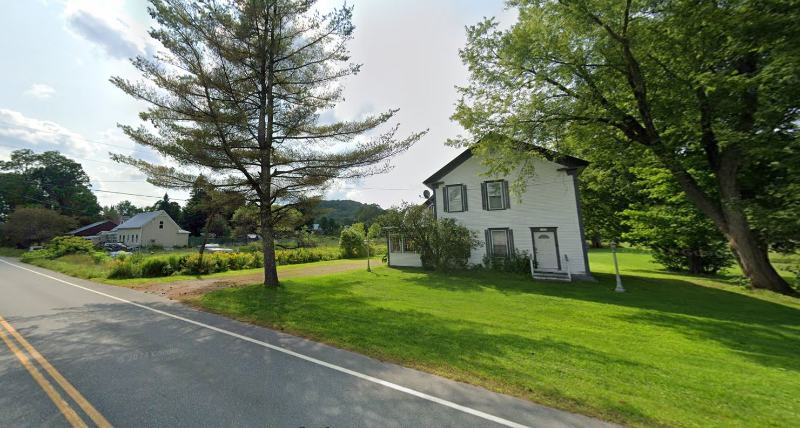 690 Main St-Unit -690 Main st Apt 1 in Albany, VT - Foto de edificio