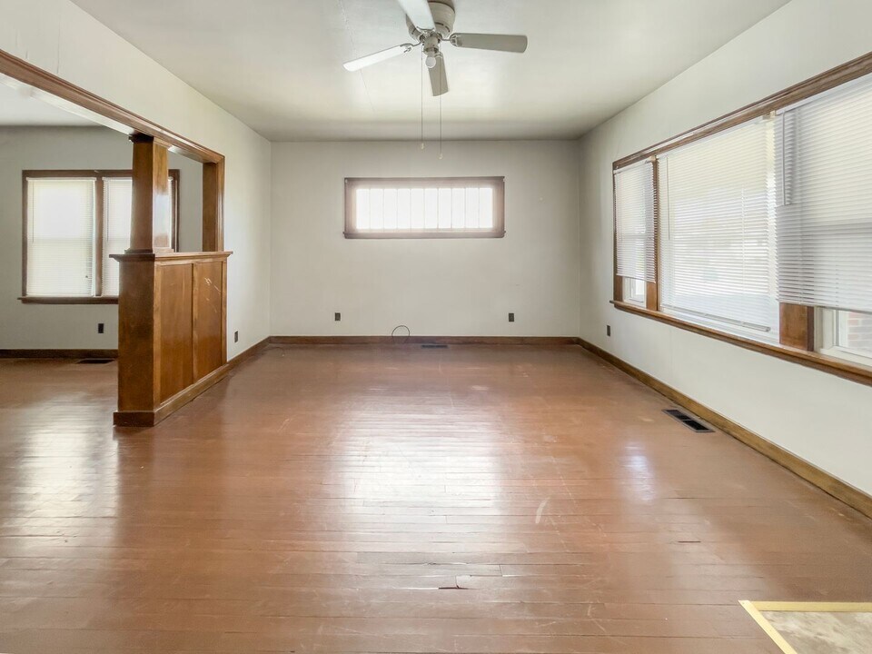 225 S College Ave in Muncie, IN - Building Photo