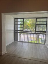 9419 Fontainebleau Blvd, Unit 210 in Miami, FL - Foto de edificio - Building Photo
