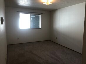 Churchill Downs Apartments in Portland, OR - Building Photo - Building Photo