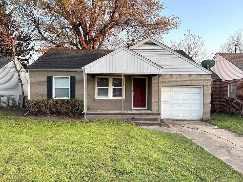 2540 E 1st St in Tulsa, OK - Foto de edificio