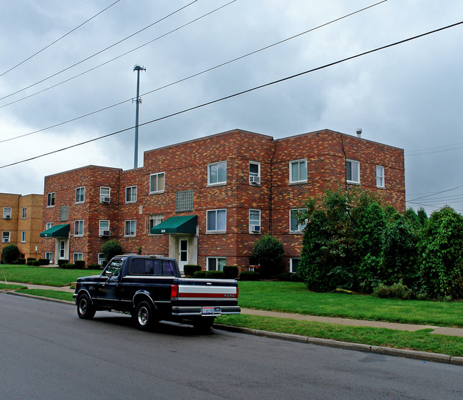 Oakview Manor in Dayton, OH - Building Photo - Building Photo