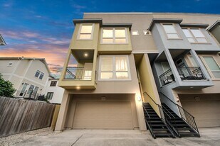 5526 Crooms St in Houston, TX - Building Photo