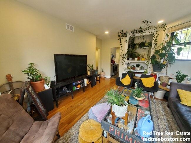 1914 Beacon St, Unit 2 in Boston, MA - Foto de edificio - Building Photo