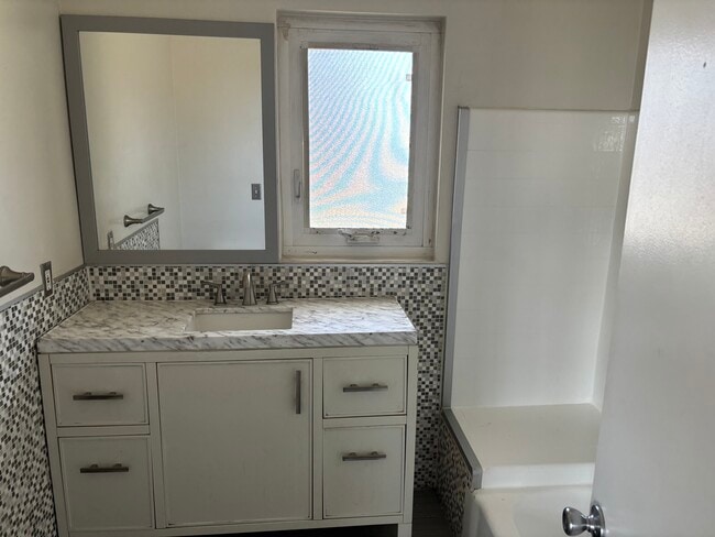 915 Ocean Ave, Unit 202 in Santa Monica, CA - Building Photo - Building Photo