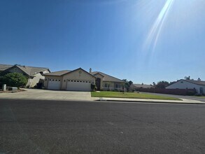 2095 Independence Pl in Hanford, CA - Building Photo - Building Photo