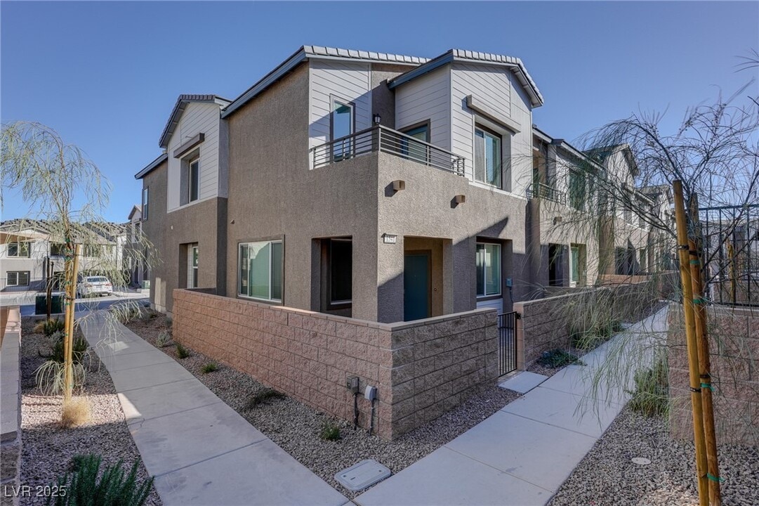 1541 Emilia Xing Pl in Henderson, NV - Building Photo