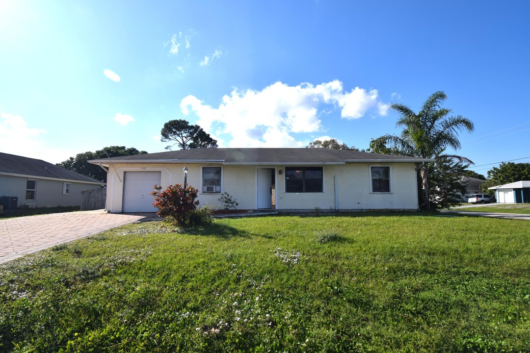 1102 SW Hibiscus St in Port St. Lucie, FL - Foto de edificio