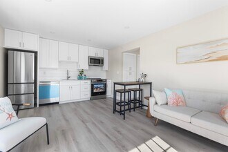 112 W Main St, Unit 1 in Barnstable, MA - Building Photo - Building Photo