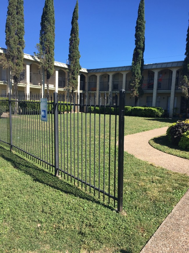 Santa Fe Apartments in Austin, TX - Building Photo - Building Photo