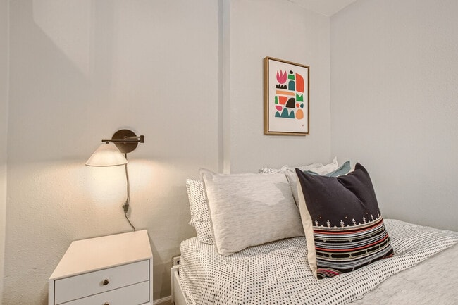 1073 N Downing St in Denver, CO - Foto de edificio - Building Photo