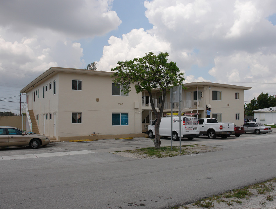 740 NW 84th St in Miami, FL - Foto de edificio