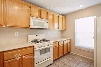 7224 Camden Pine Ave in Las Vegas, NV - Foto de edificio - Building Photo