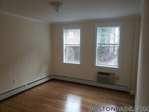 34 Harris St in Brookline, MA - Building Photo - Building Photo