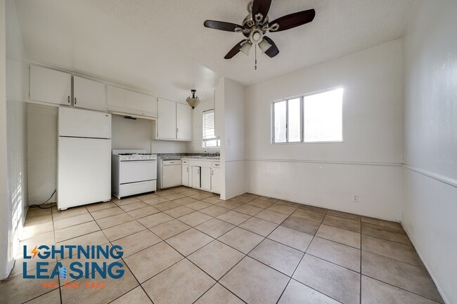 6927 Whitsett Ave in North Hollywood, CA - Building Photo - Building Photo