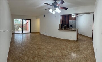 10257 NW 9th Street Cir, Unit 113-10 in Miami, FL - Foto de edificio - Building Photo