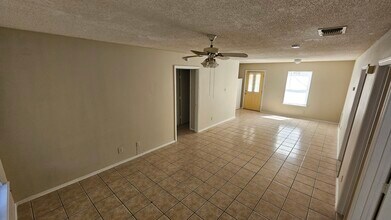 6326 Queens Castle, Unit 1 in San Antonio, TX - Building Photo - Building Photo