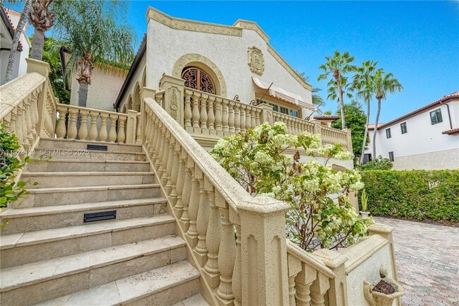 13671 Deering Bay Dr in Coral Gables, FL - Building Photo - Building Photo