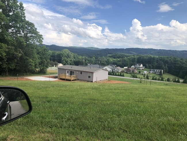 1671 Edgewood Rd in Wilkesboro, NC - Building Photo - Building Photo