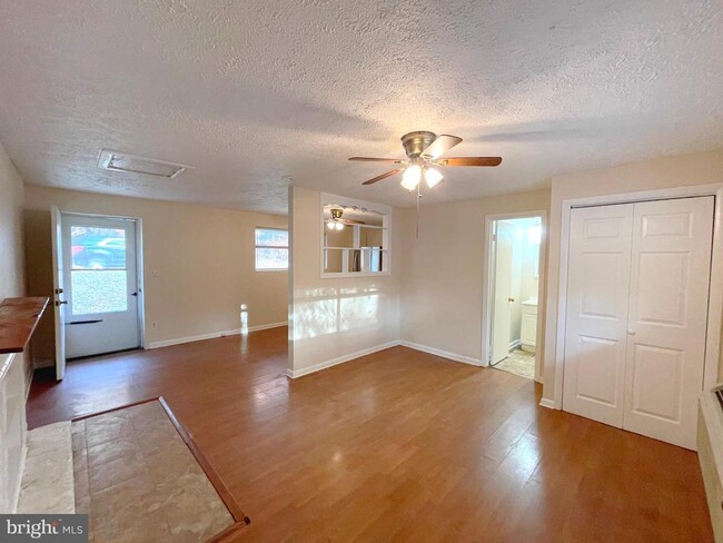 405 Clubhouse Dr in Lusby, MD - Foto de edificio - Building Photo