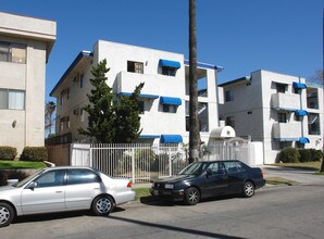 14333 Haynes St in Van Nuys, CA - Foto de edificio - Building Photo