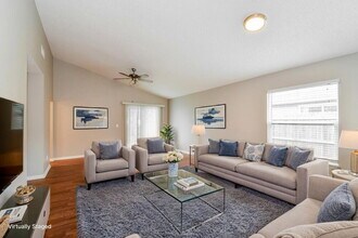 1976 Hunters Trace Cir in Middleburg, FL - Building Photo - Building Photo