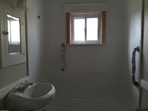 50 Louis St, Unit 3 in Hyannis, MA - Foto de edificio - Building Photo