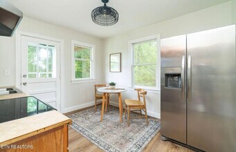 2306 Whittle Springs Rd in Knoxville, TN - Building Photo - Building Photo