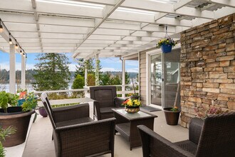20118 NE 28th Pl, Unit Stunning Lake View Unit in Sammamish, WA - Building Photo - Building Photo
