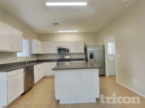 17244 W Maui Ln in Surprise, AZ - Foto de edificio - Building Photo