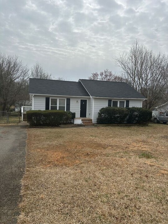 1676 Guilford Dr in Winston-Salem, NC - Building Photo