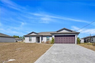 185 Yager Cir in Ft. Myers, FL - Building Photo