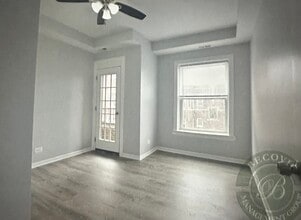 7445 N Greenview Ave in Chicago, IL - Foto de edificio - Building Photo