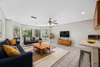 365 S Gilbert Ave in New Braunfels, TX - Building Photo - Building Photo