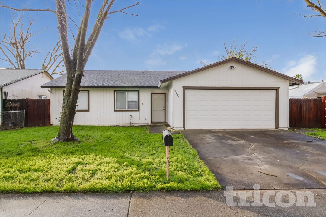 5294 Acacia Way in Olivehurst, CA - Foto de edificio