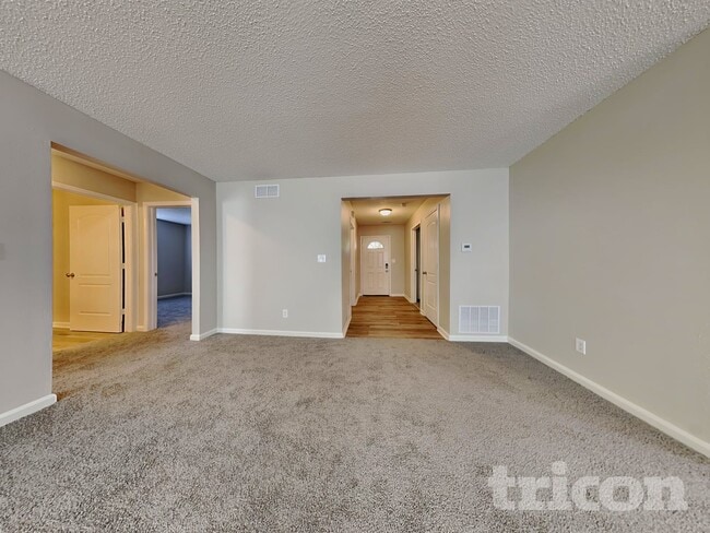 2490 Lakecrest Dr in Columbus, IN - Foto de edificio - Building Photo