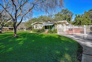 1701 E Henry Ave in Tampa, FL - Building Photo