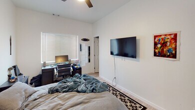6330 Mesita Dr in San Diego, CA - Foto de edificio - Building Photo