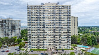 8 Silver Maple Court in Brampton, ON - Building Photo
